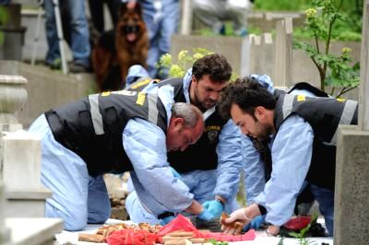 Kozlu Mezarlığındaki Aramalarda Yaklaşık 10 Kilo Patlayıcı Bulundu