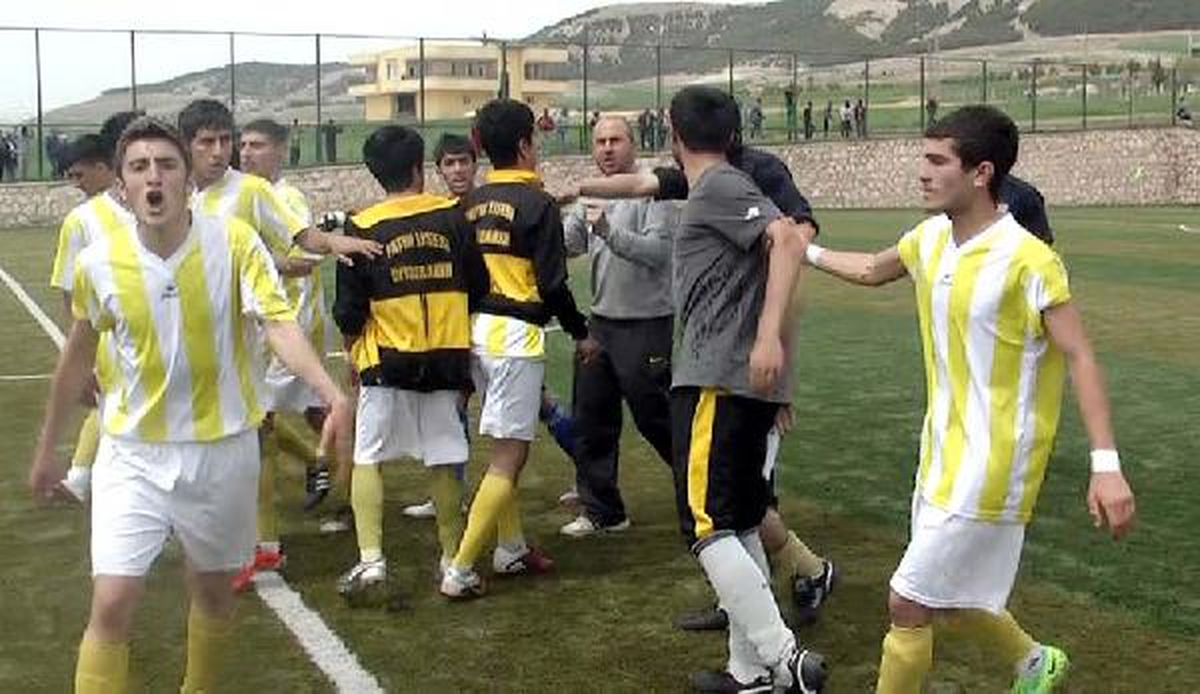 Liselilerin Futbol Maçında Gerginlik
