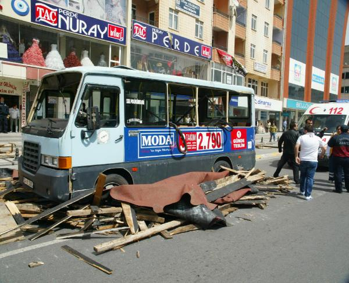 Lodos Çatıları Uçurdu