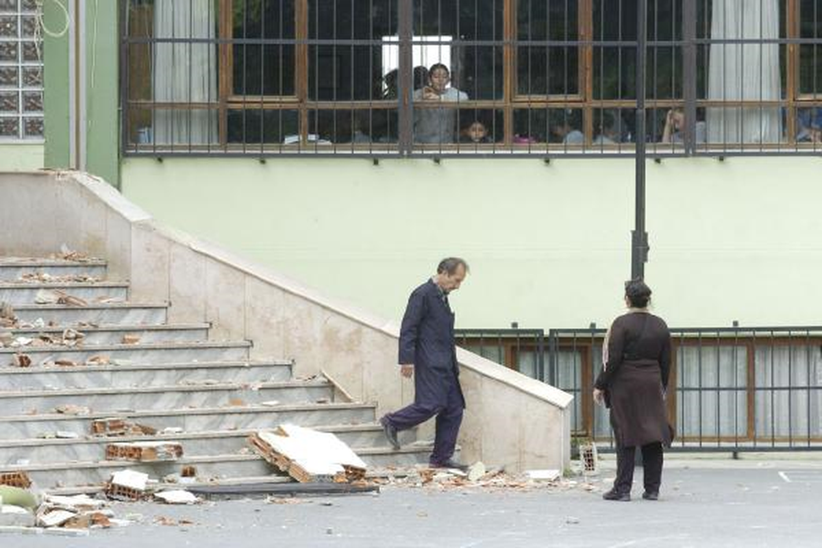 Lodos Fırtınasında Okulun Balkon Duvarı Çöktü: 2 Yaralı