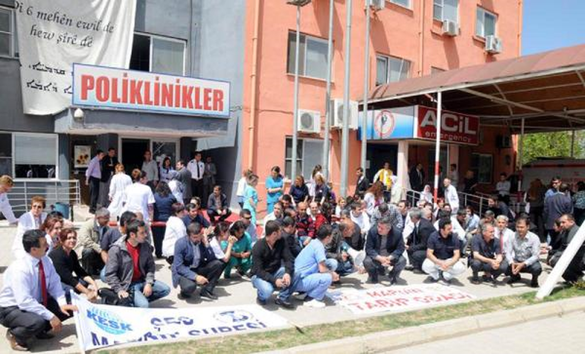 Mardin\'de Doktorlar Meslektaşlarının Öldürülmesini Protesto Etti