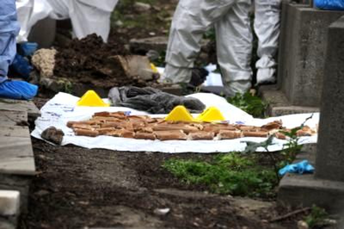  Mezarlıkta 15 Kilo Patlayıcı Bulundu
