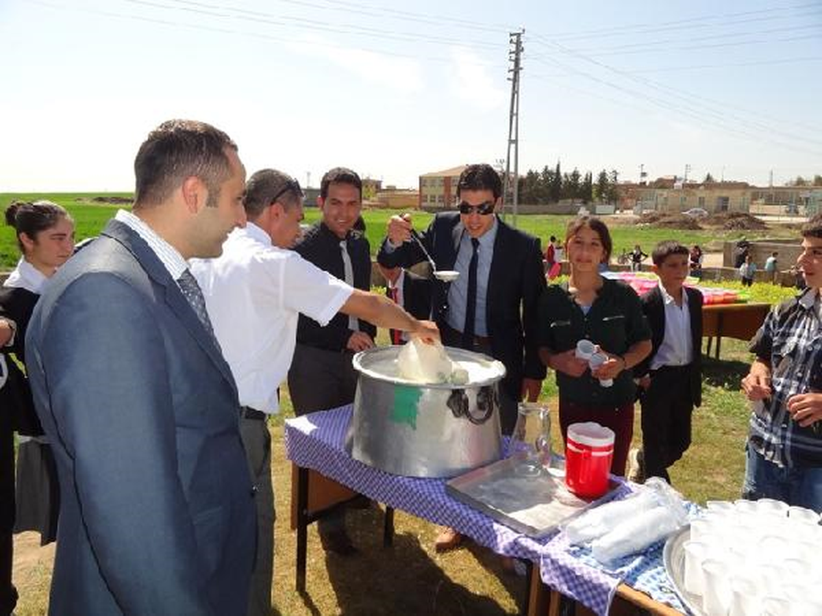 Minikler Köy Mezarlığına Fidan Dikti