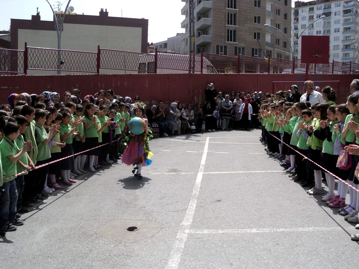 Miniklerden Anlamlı Defile