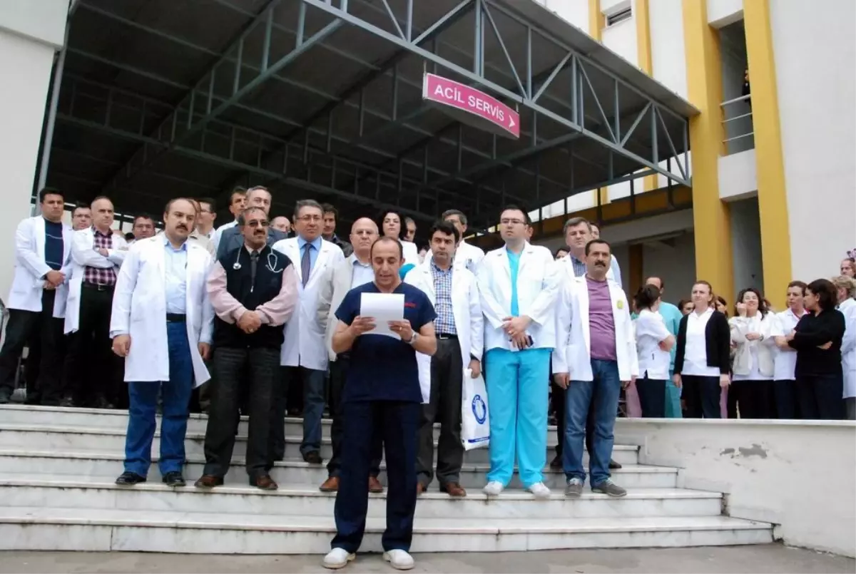 Öldürülen Doktor İçin Edremit\'te Basın Açıklaması Okudular