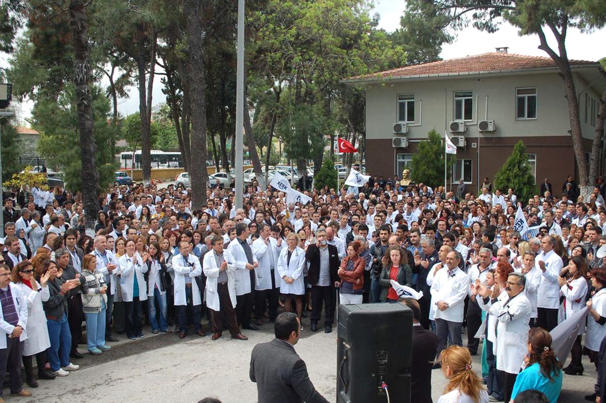 Öldürülen Doktor İzmir\'de Anıldı