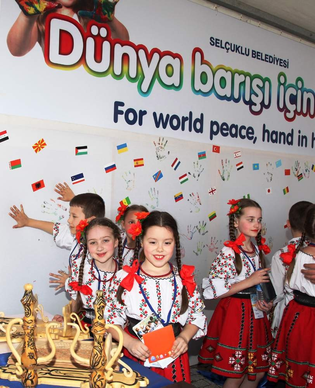 Selçuklu\'dan Çocuk Ülkesi\'nde Barış İçin El Ele Tuvali