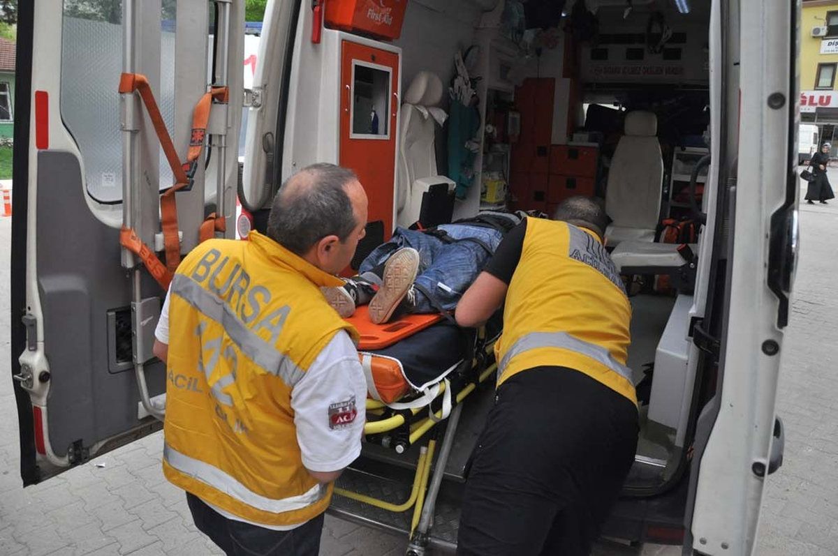 Servis Bekleyen İşçilere Otomobil Çarptı