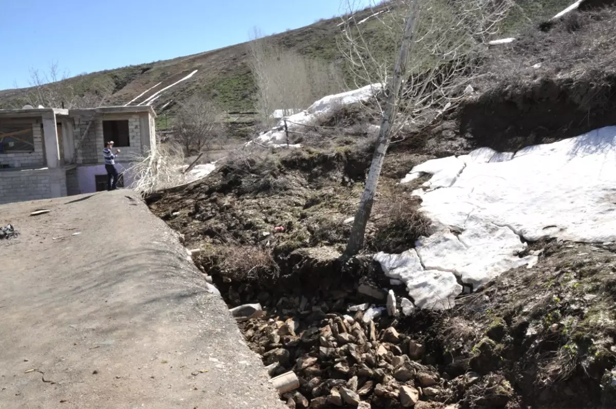 Tatvan'da Korkutan Heyelan