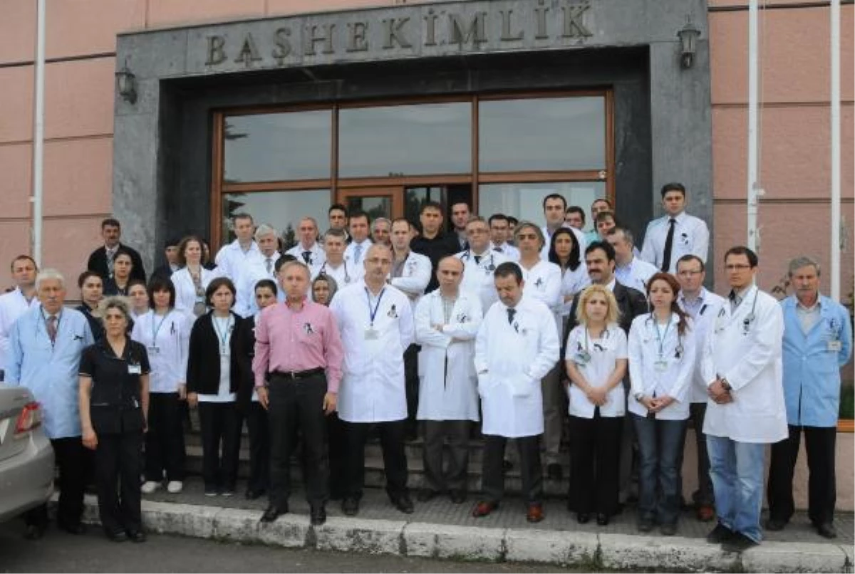 Trabzon\'da Sağlık Çalışanlarından Doktor Arslan\'ın Öldürülmesine Tepki Eylemi