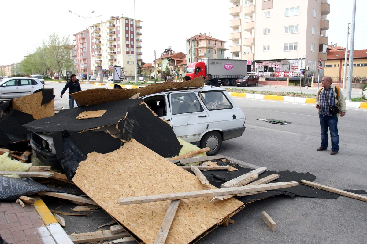 Uşak\'ta Fırtına Çatıları Uçurdu