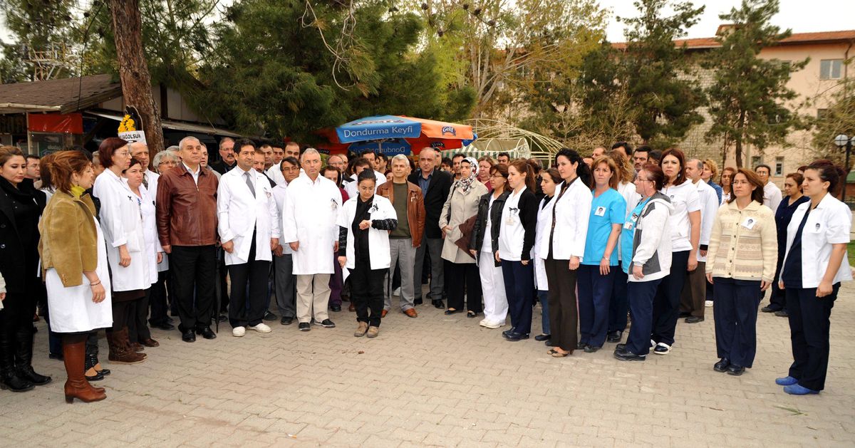 Uşak\'taki Sağlık Çalışanları Hekimlere Yönelik Şiddet Olaylarını Protesto Etti