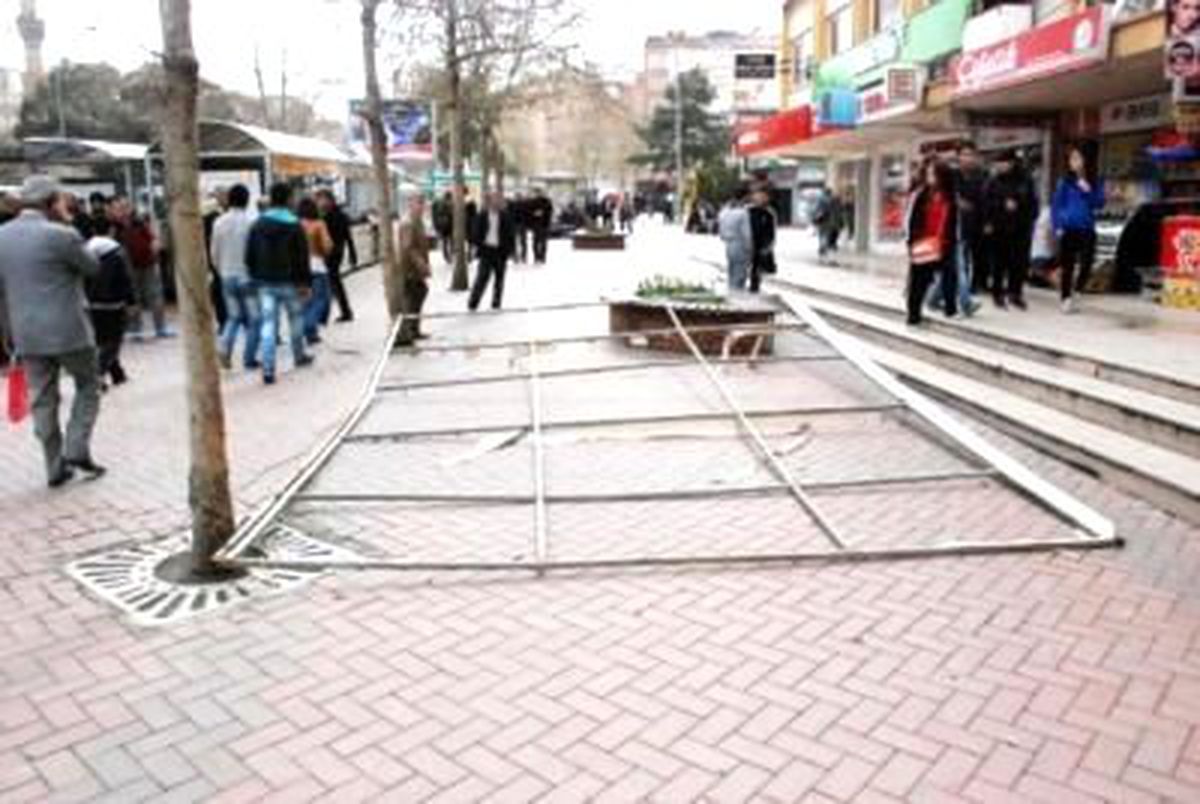 Vali Mutlu: 300 Çatı Uçtu, 2 Yaralı Var