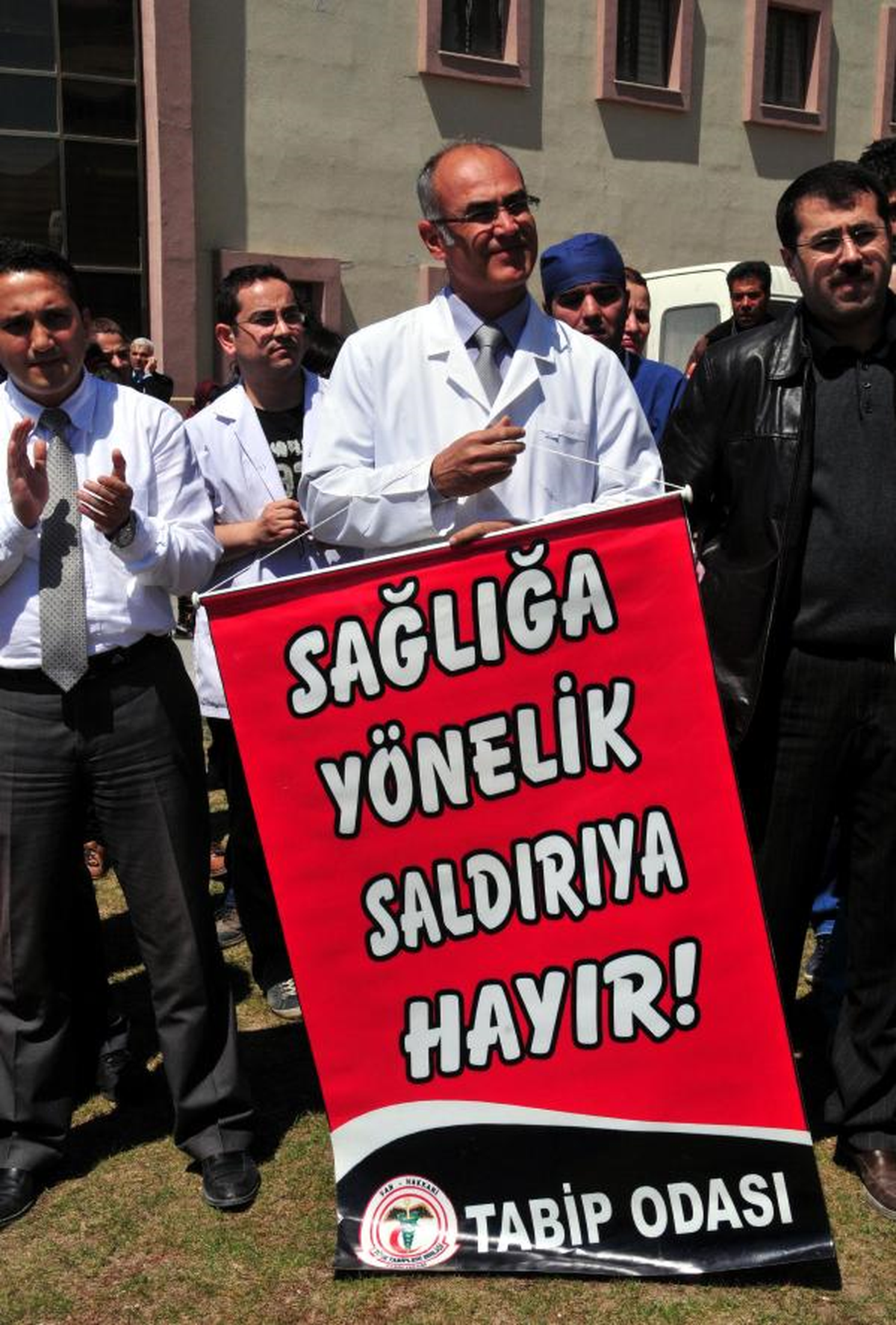 Van\'daki Doktor, Cinayeti Protesto Etti