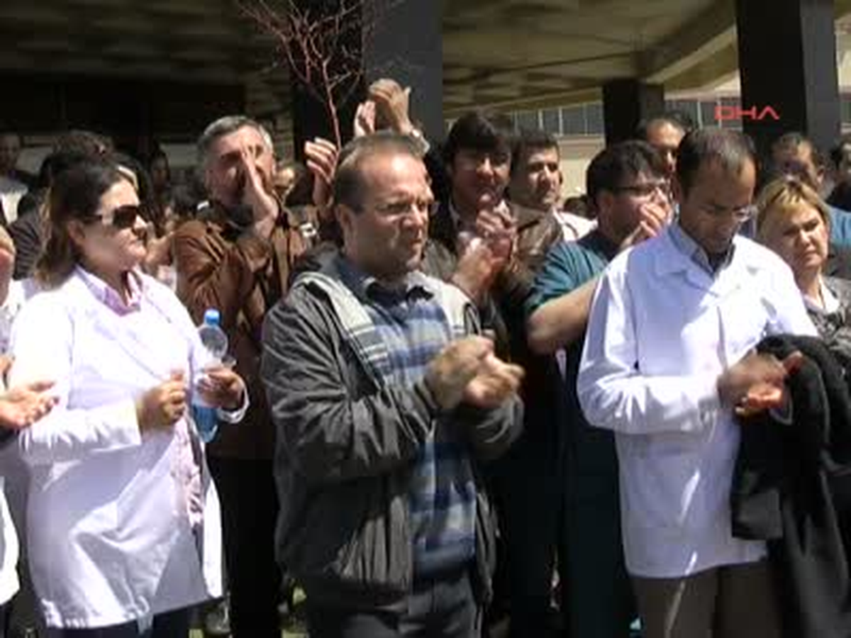 Van\'daki Doktor, Cinayeti Protesto Etti Gaziantep\'te 30 Yaşındaki Göğüs Cerahisi Uzmanı Op.Dr.Ersin...