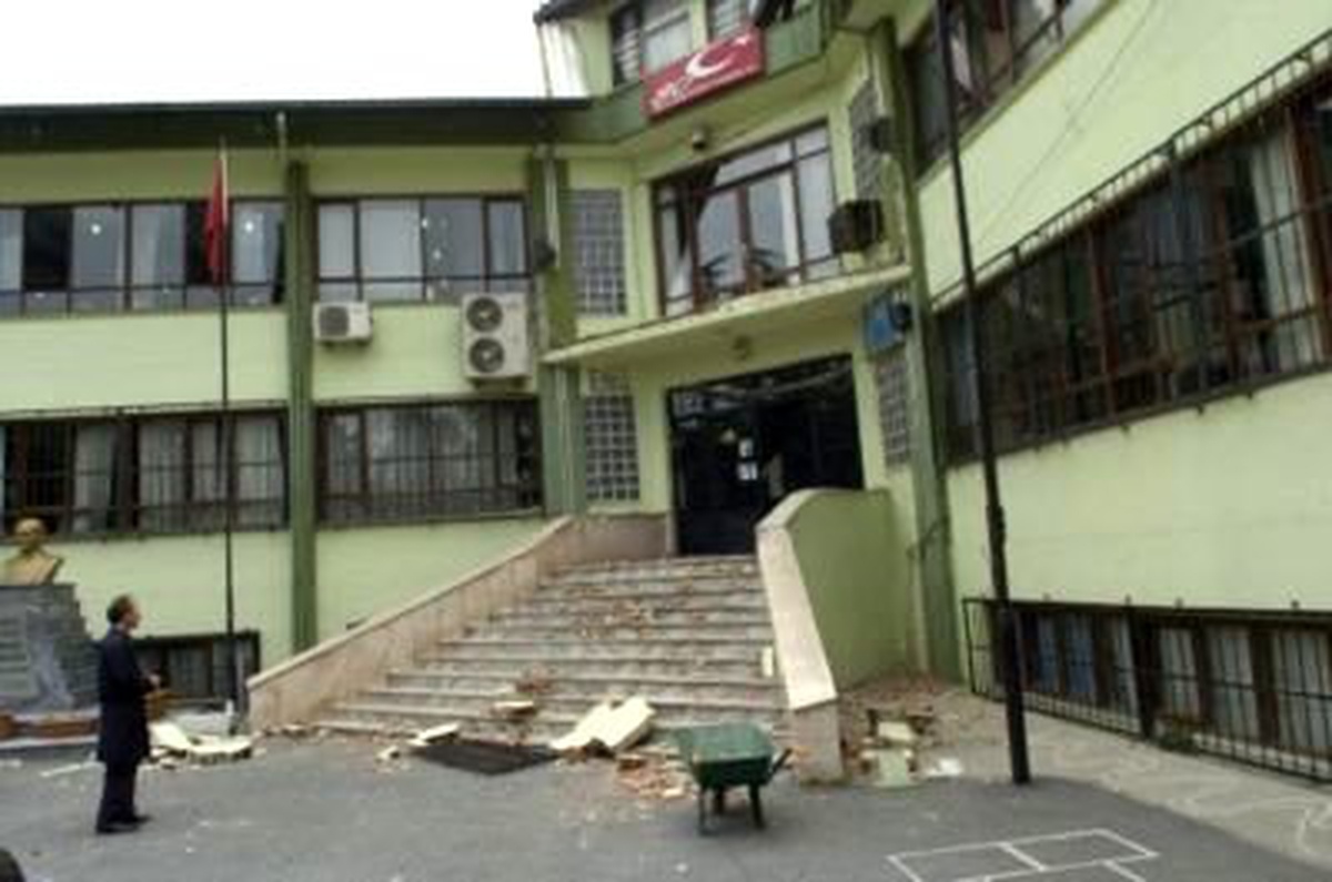 Villanın Çatısı Okul Bahçesine Uçtu: 1 Yaralı