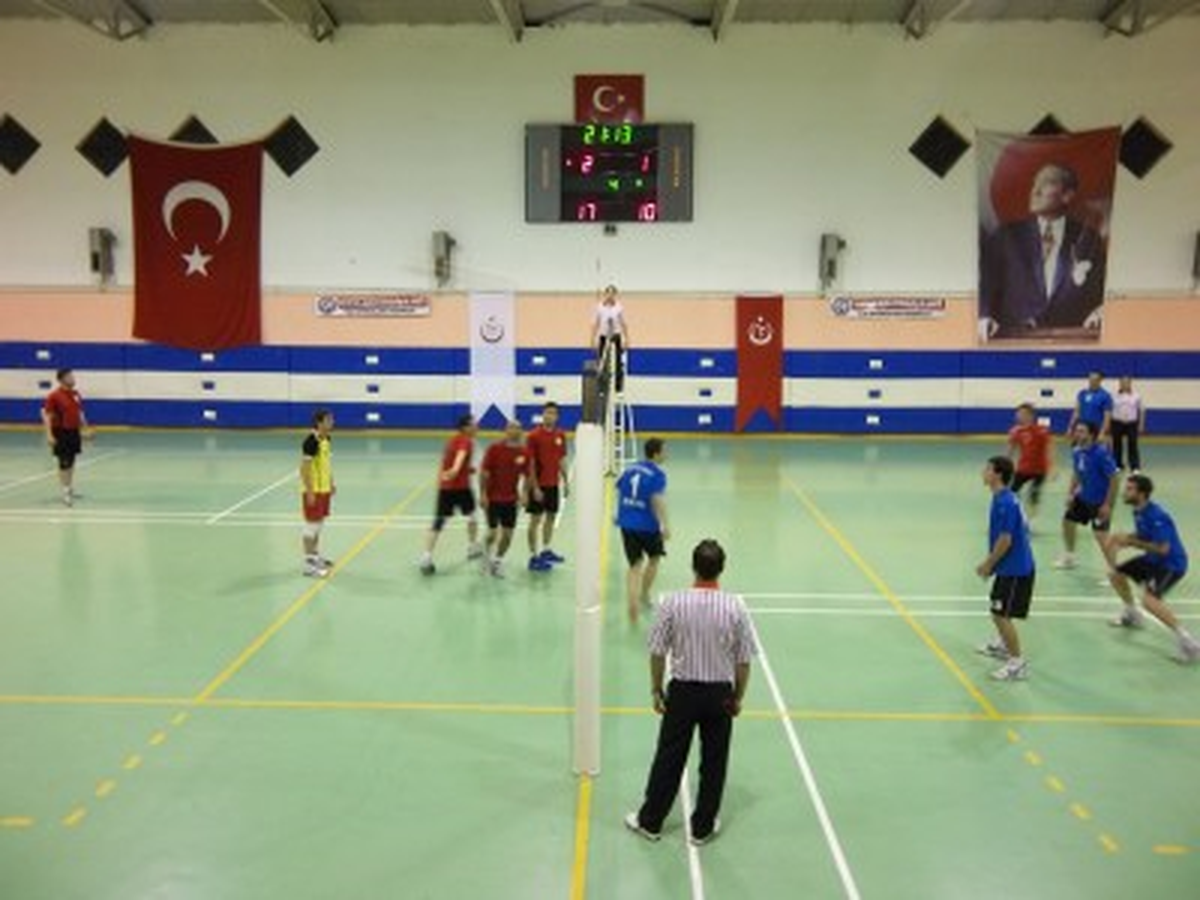 Voleybolun Aslanları Korkutelini Dağıttı