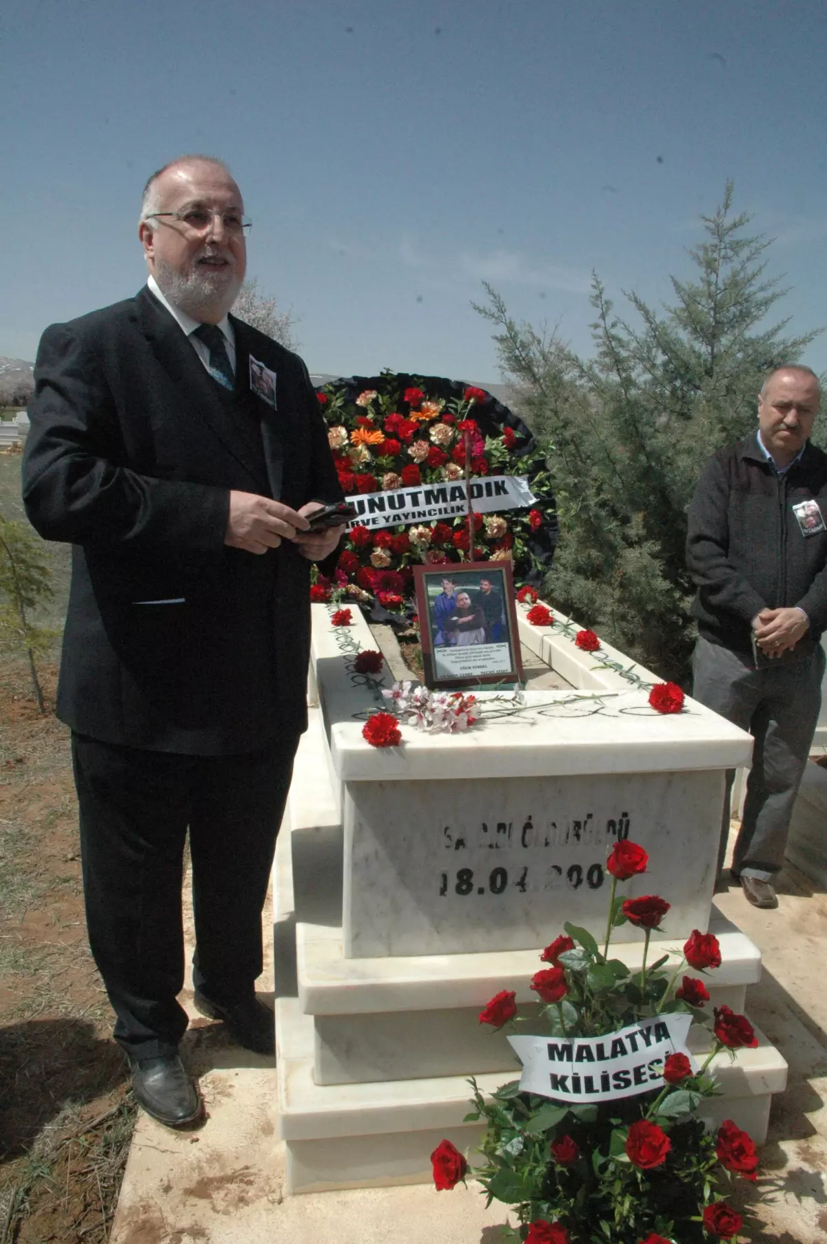 Zirve Yayınevi\'nde Öldürülen Elazığlı Uğur Yüksel Mezarı Başında Anıldı