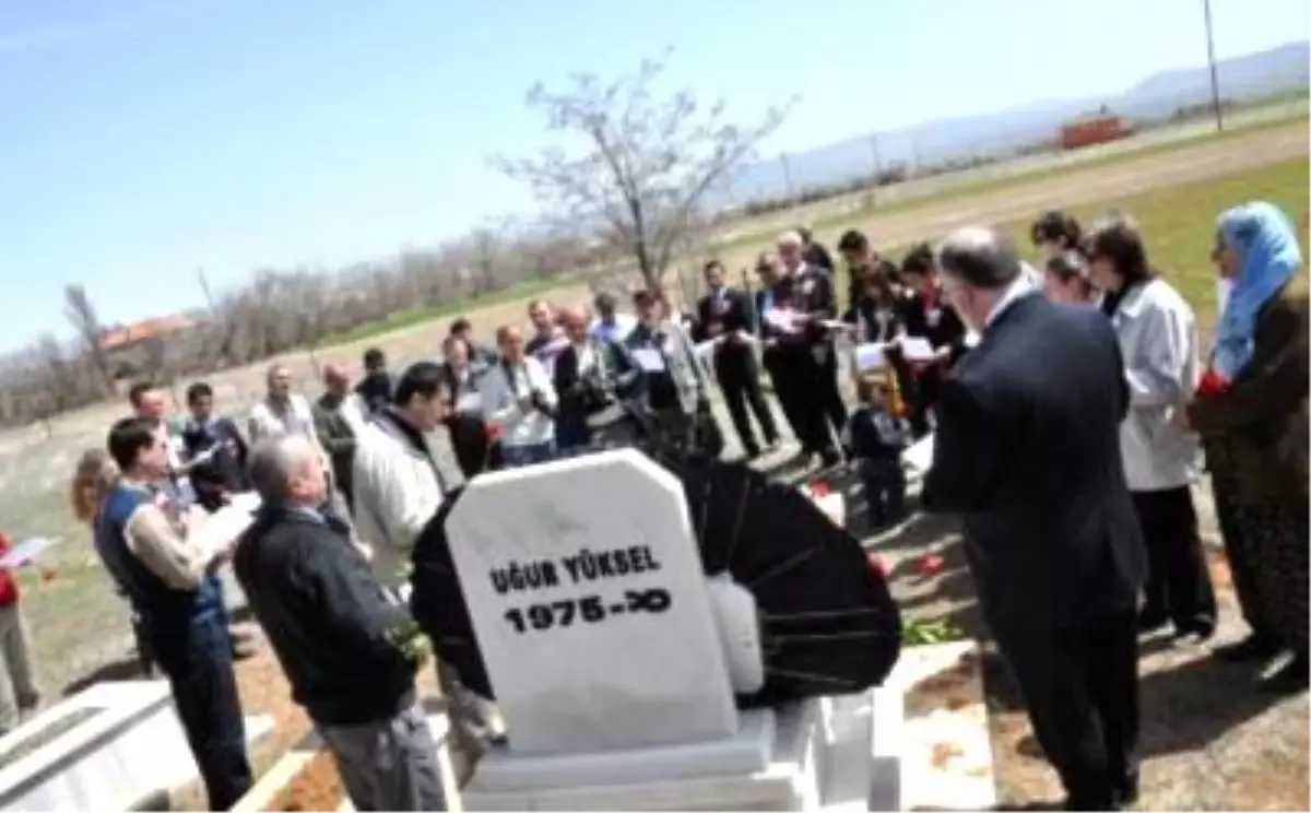 Zirve Yayınevi\'nde Öldürülen Uğur Yüksel, Mezarı Başında Anıldı