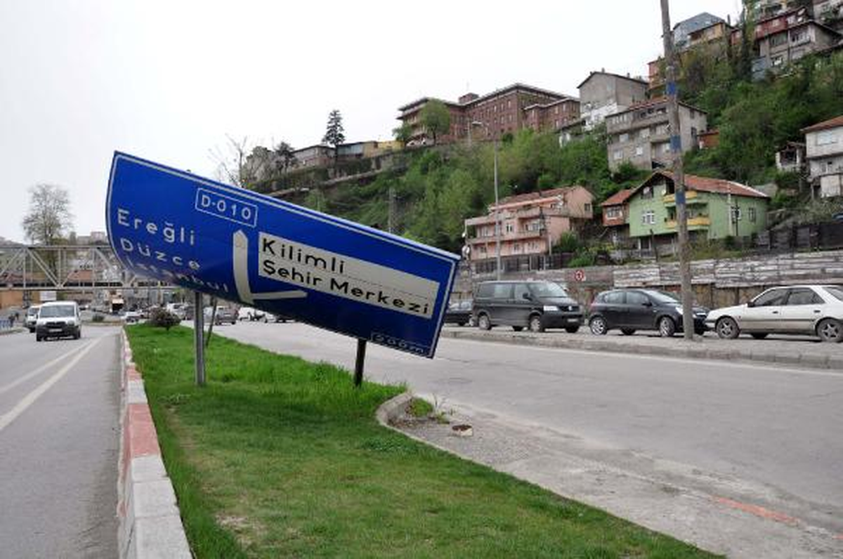 Zonguldak\'ta Fırtına Ağaçları Devirdi, Çatıları Uçurdu