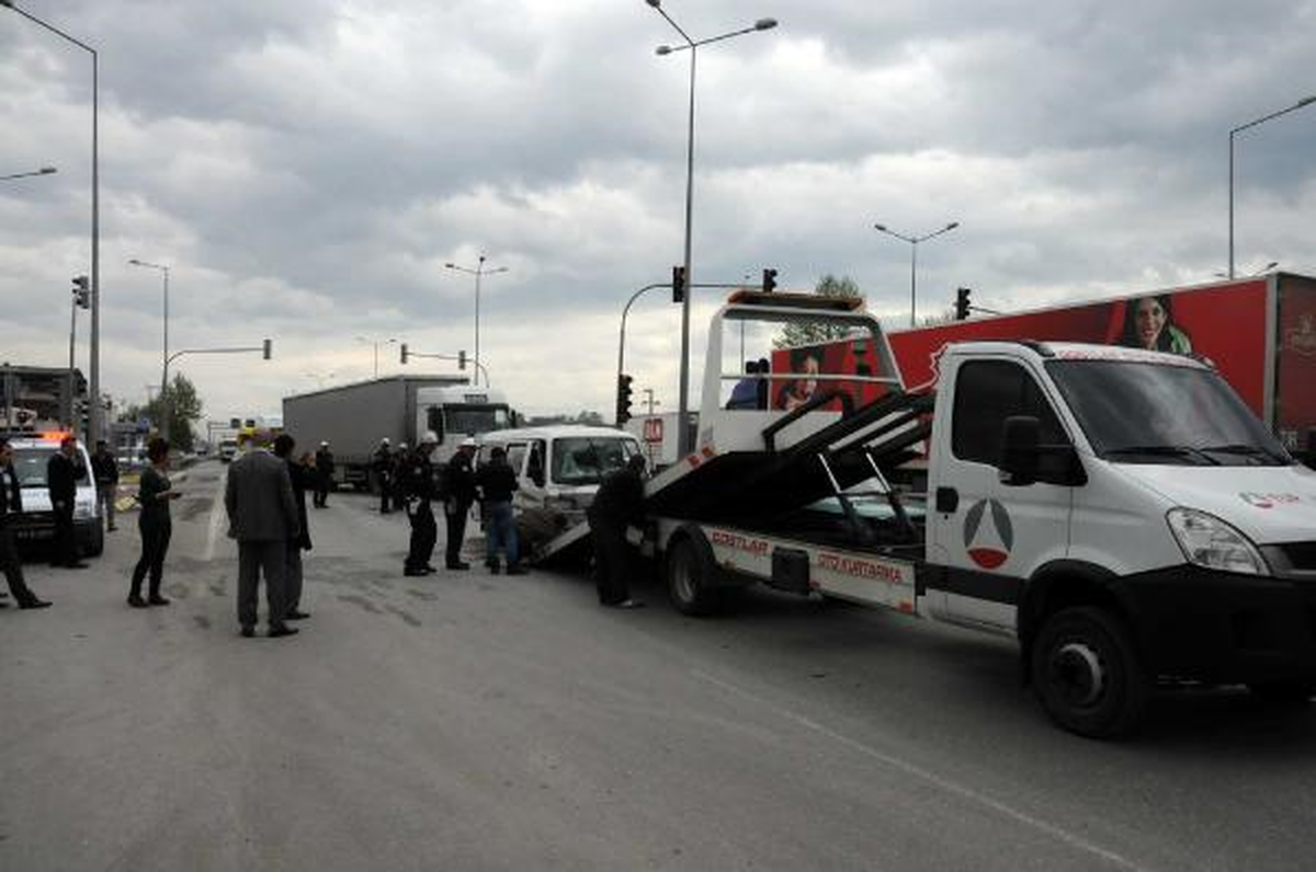 Adapazarı\'nda Aynı Yerde İki Kaza: 6 Yaralı