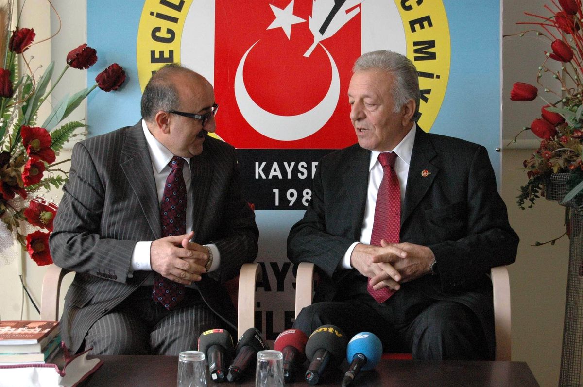 Ankaralı Gazetecive Akademisyenler Gazeteciler Cemiyeti\'ni Ziyaret Etti