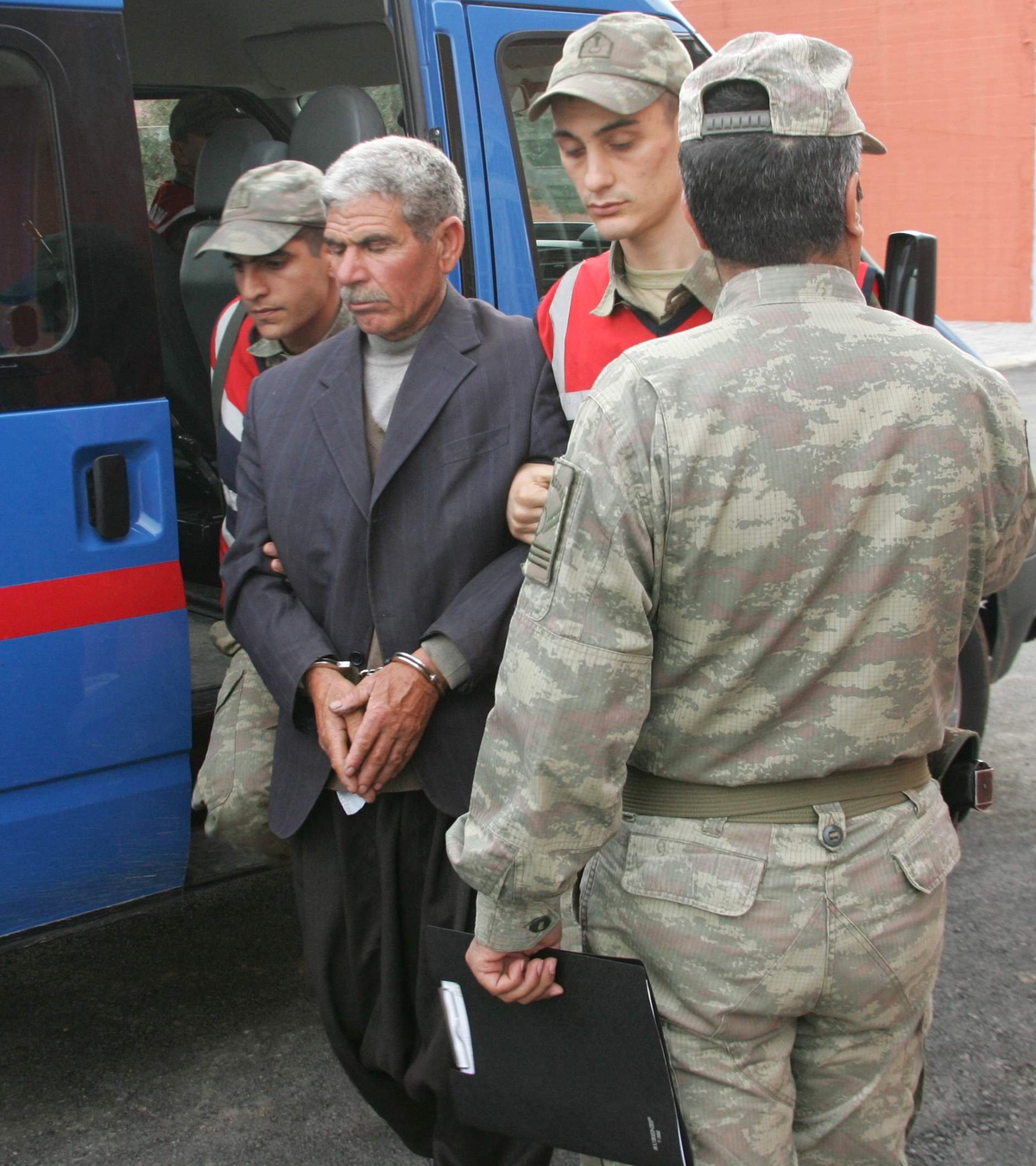 Arazi Yüzünden Amcasının Oğlunu Öldürdü