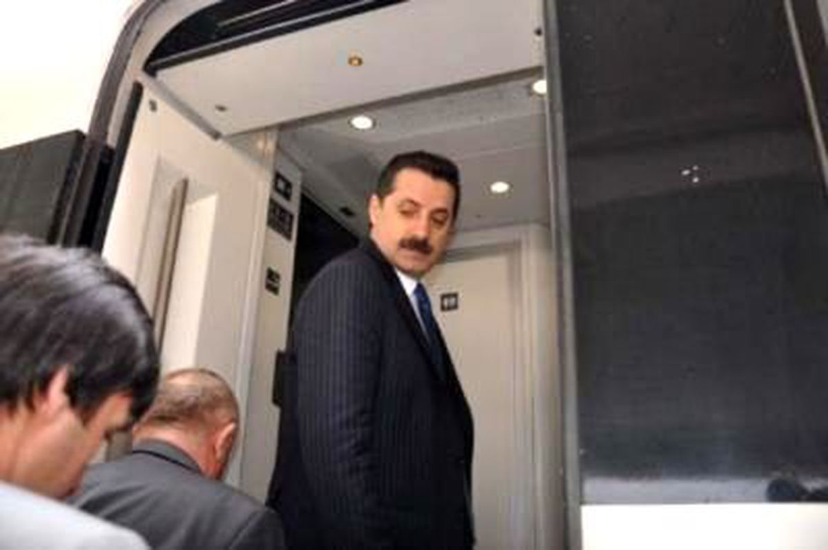 Bakan Çelik Makam Aracını Bırakıp Hızlı Trenle Ankara'ya Gitti