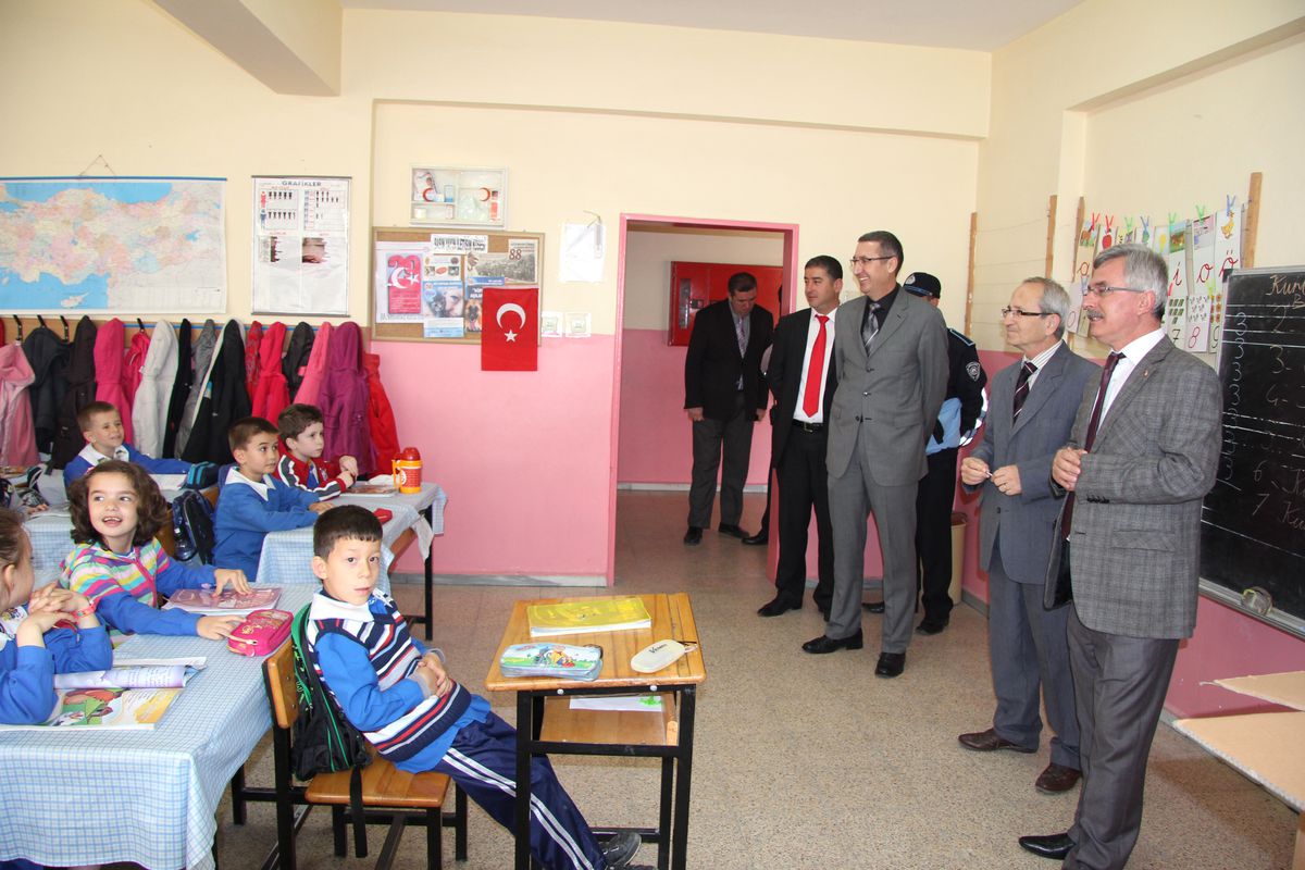 Başkan Çağlayan\'dan Öğrencilere Şeker Tadında Ziyaret
