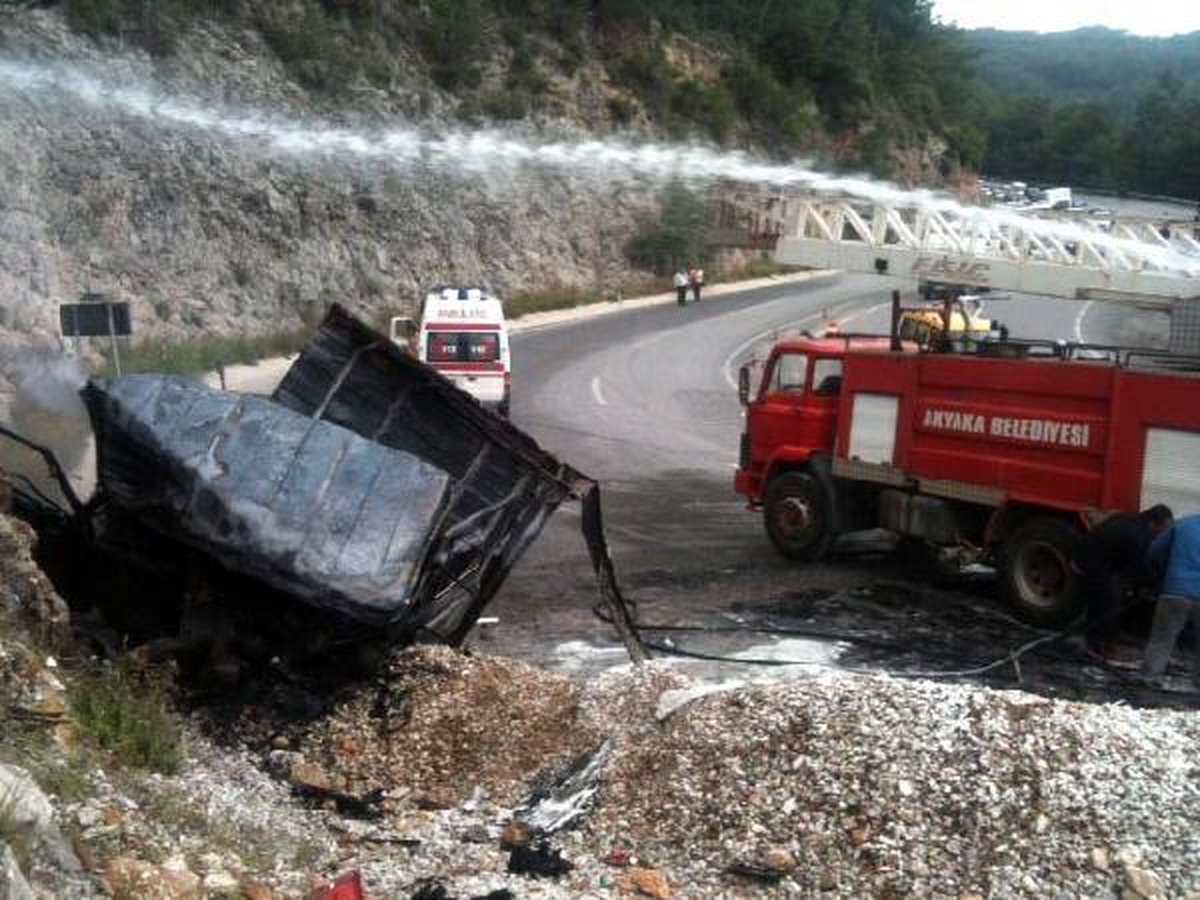 Kamyon Kayalıklara Çarpıp Alev Aldı