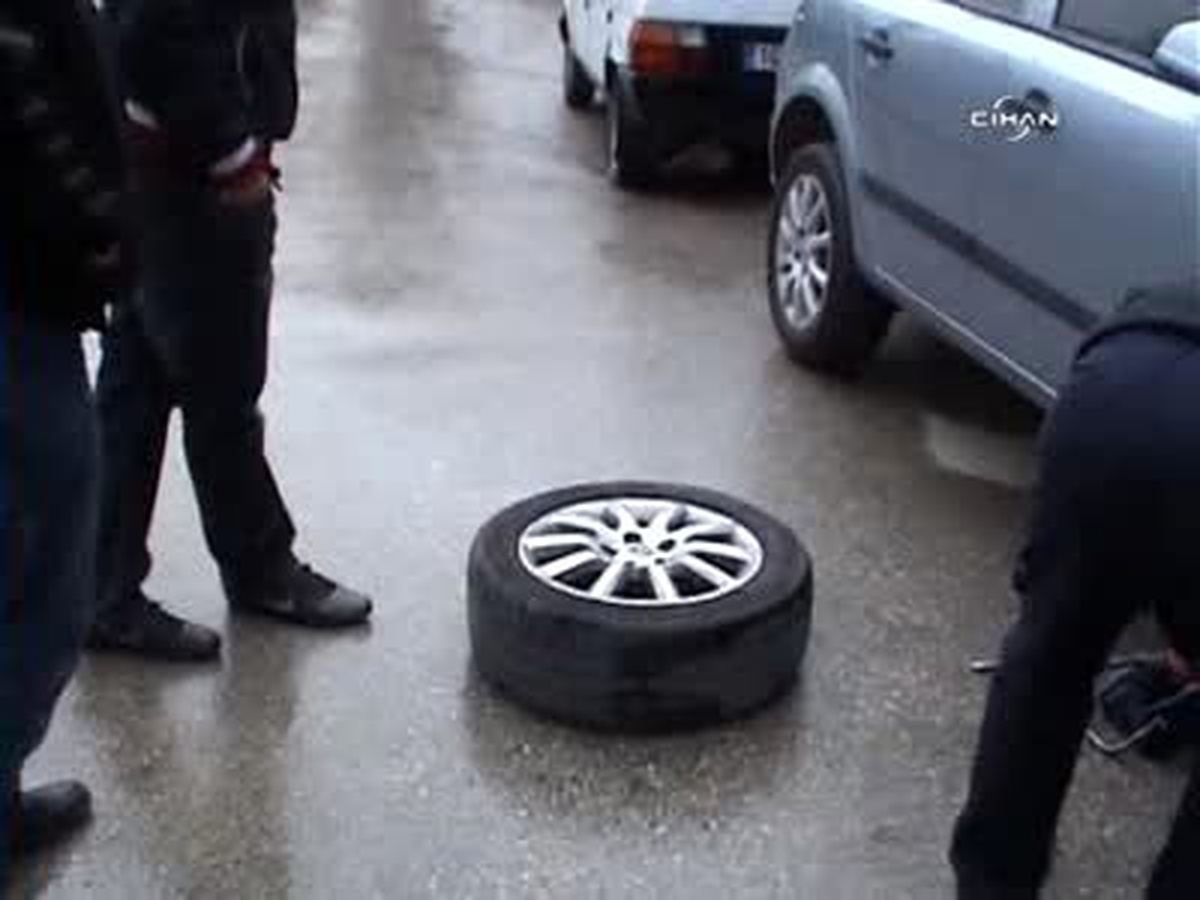 Bursa\'da 32 Otomobilin Lastiği Kesildi