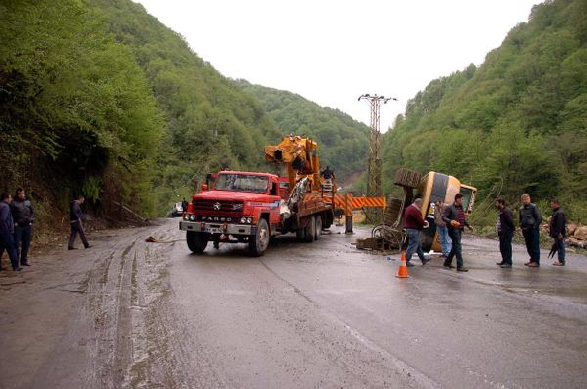 Çöp Kamyonu, Devrilen Kamyondaki İş Makinesine Çarptı: 3 Yaralı