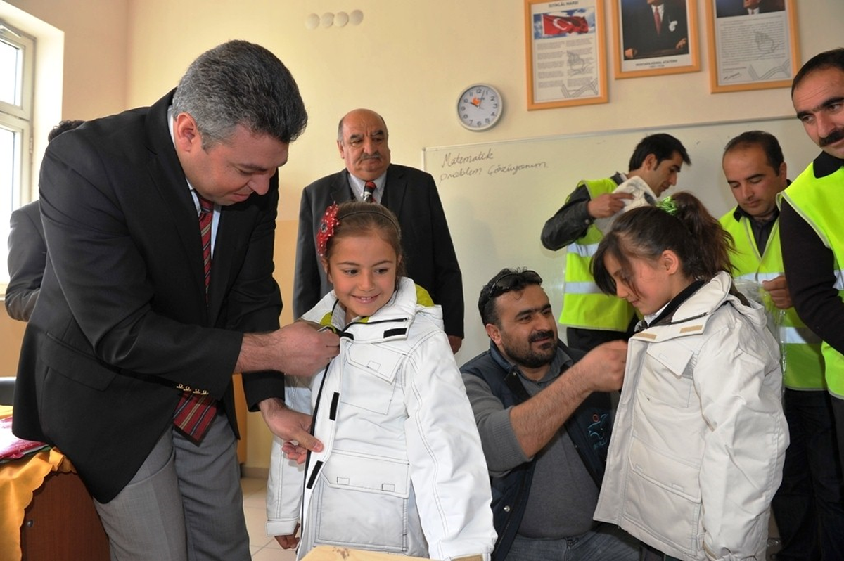 Depremzede Öğrencilere Bin 494 Mont Dağıtıldı