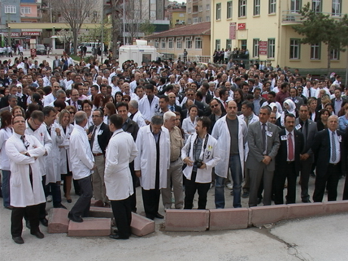 Doktorlar Eylemde Hastalar Sırada