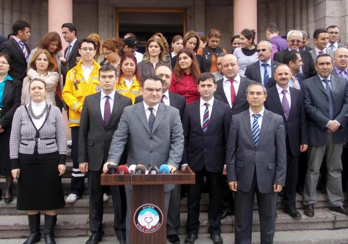 Doktorun Görev Başında Öldürülmesini Protesto Ettiler, Sonra İş Başı Yaptılar