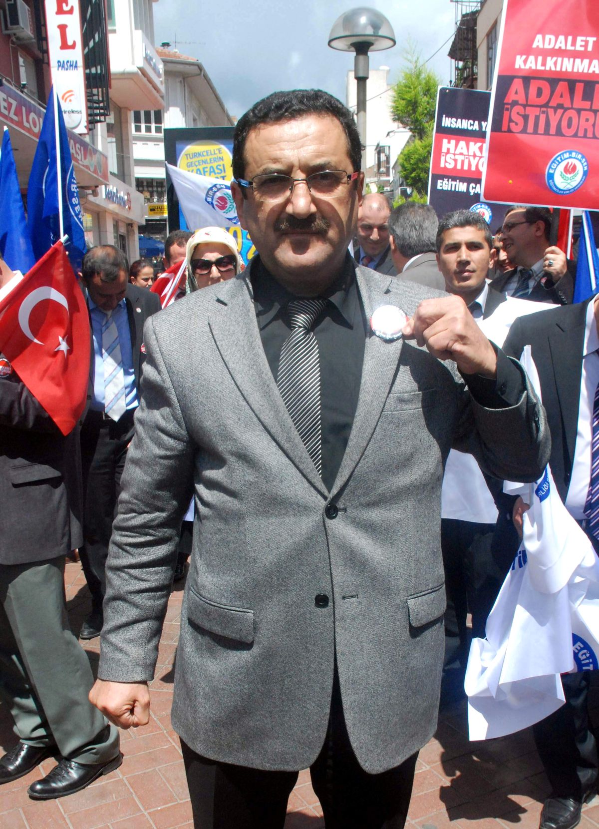 Eğitim-Bir-Sen Üyeleri Bir Hafta Boyunca Derslere Kokart ile Girecek