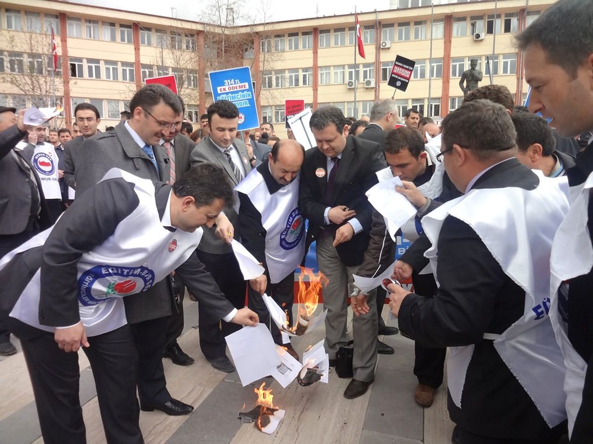 Eğitim-Bir-Sen Üyesi Memurlar Bodro Yaktı