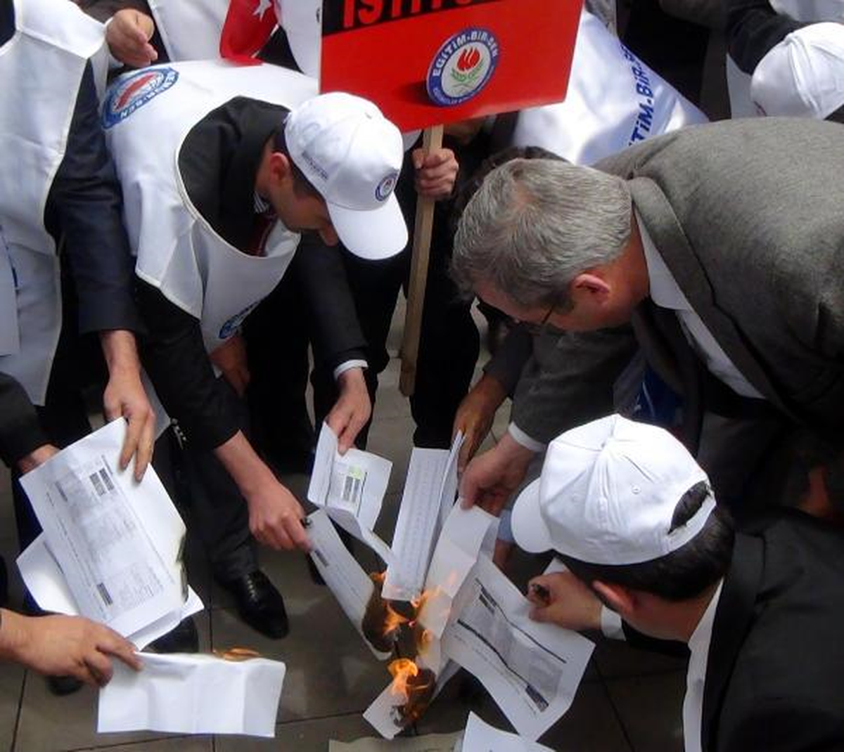 Eğitimcilerden Bordro Yakma Eylemi