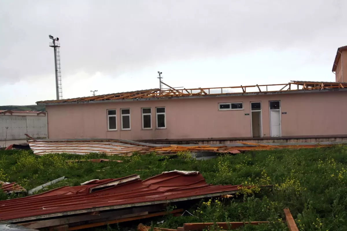 Fırtına Balıkesir\'de Cezaevini Uçurdu