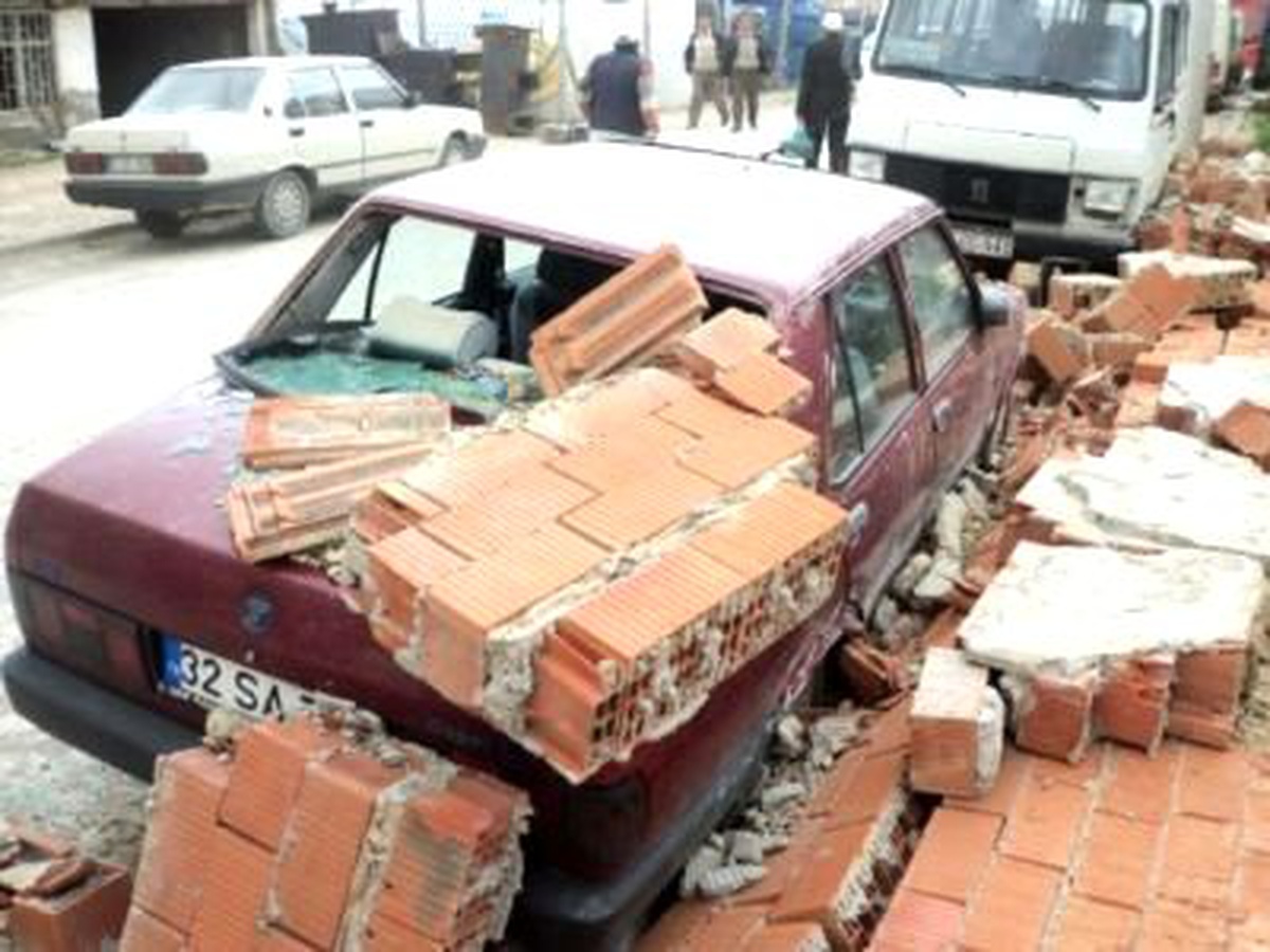 Fırtına Bilançosu : 3'ü Ağır 31 Yaralı, 350 Çatı Uçtu, 118 Ağaç Devrildi