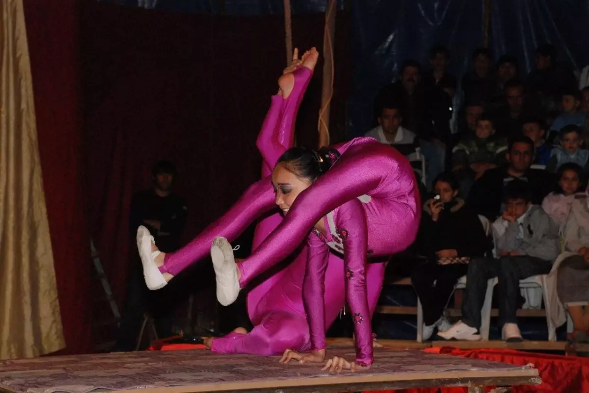 Gediz Belediyesi\'nin Düzenlediği Sirk Gösterisi İzleyenleri Büyüledi