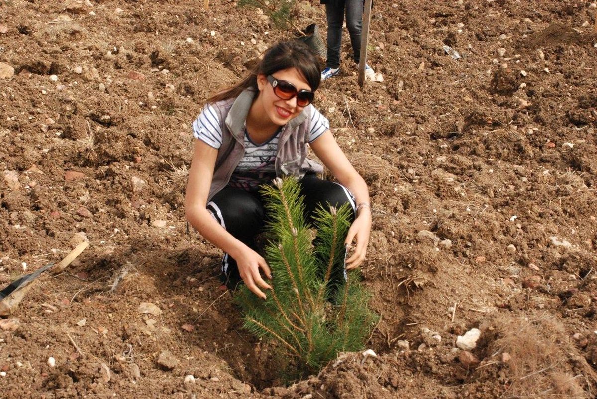Gediz'de Kız Öğrenciler Hatıra Ormanına Ağaç Fidanı Dikti