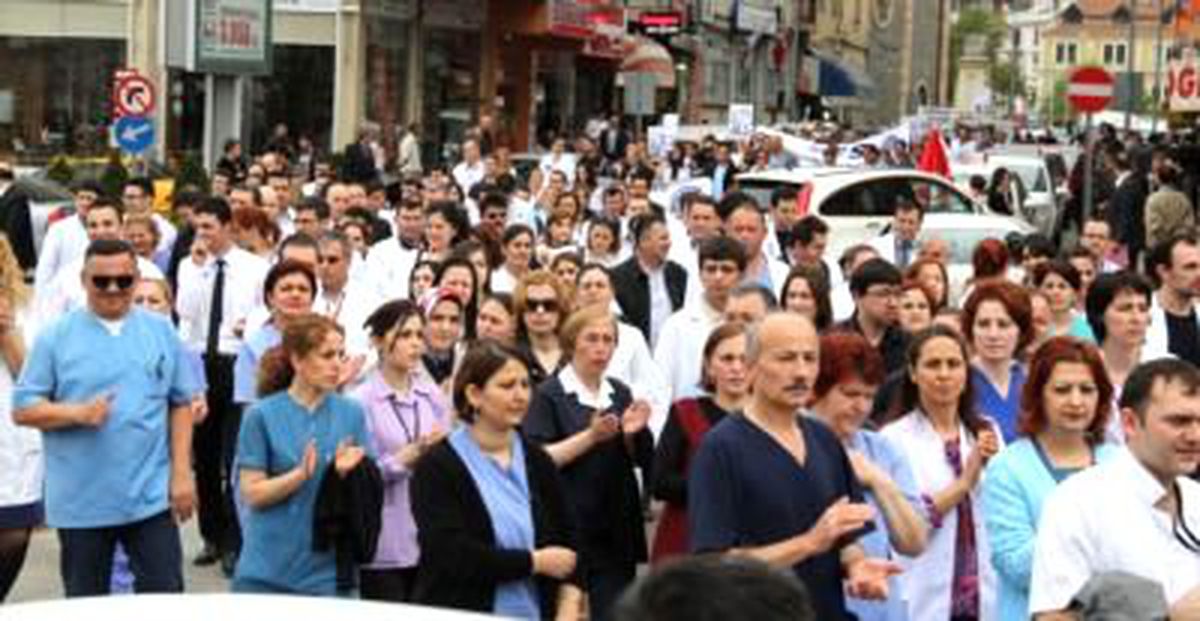 Giresun\'da Sağlık Çalışanlarının Protesto Yürüyüşü