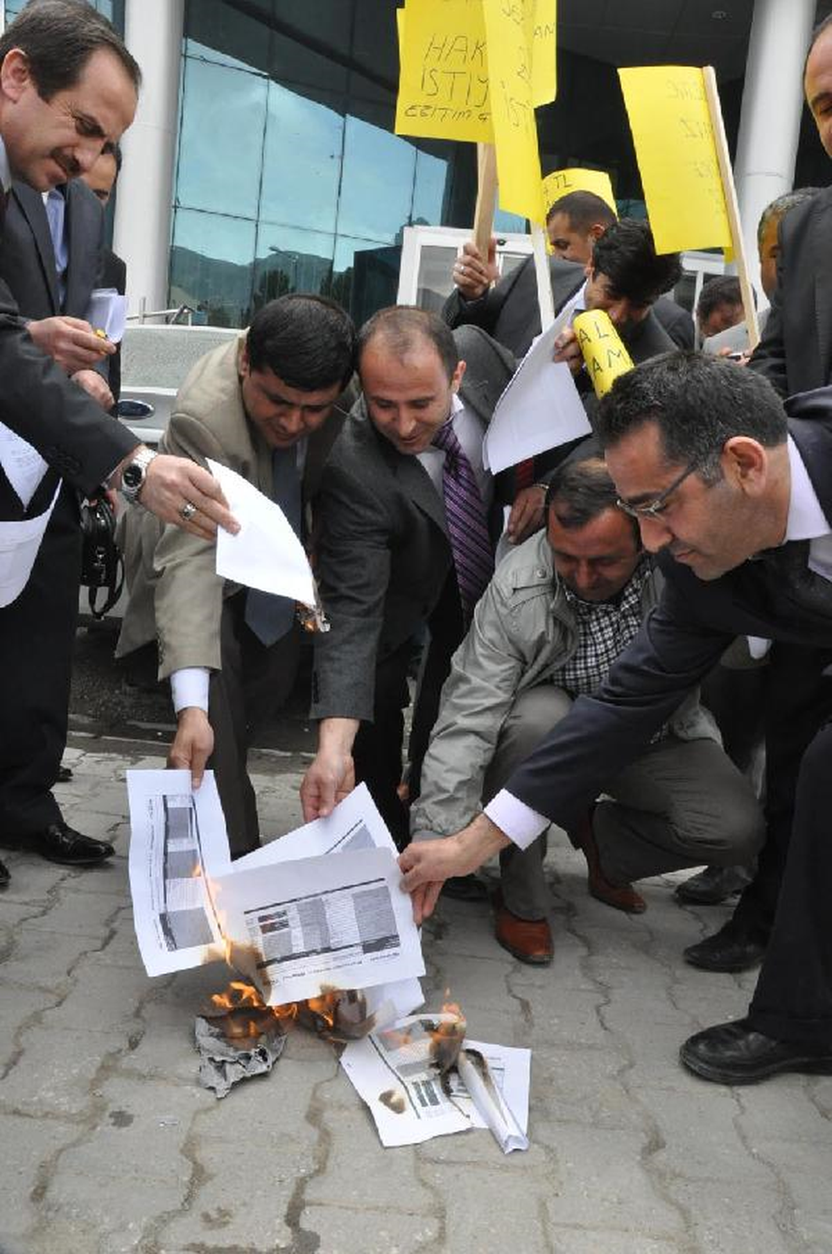 Hakkari\'de Memurlar Hükümeti Protesto Etti