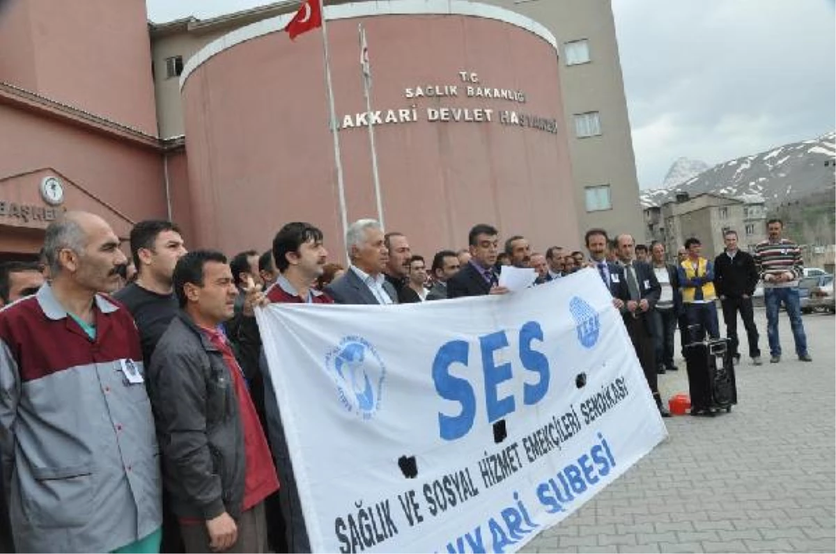 Hakkari ve Bitlis\'te Sağlıkçıların Protestosu