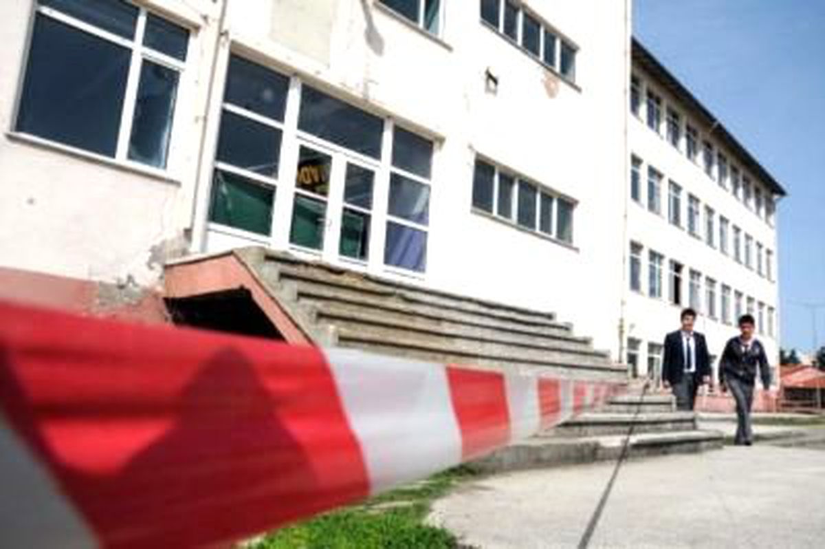 Hasarlı Binanın Yanındaki Prefabrik Binada Eğitim