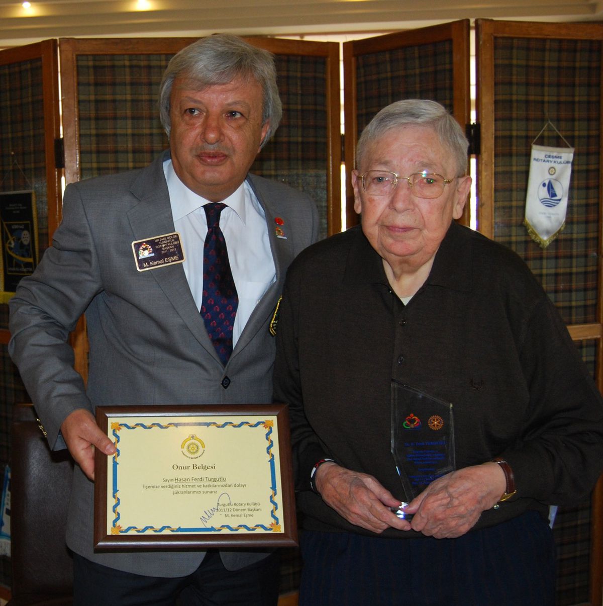 Hayırsever Turgutlu\'ya, Rotary\'den Şilt ve Onur Belgesi