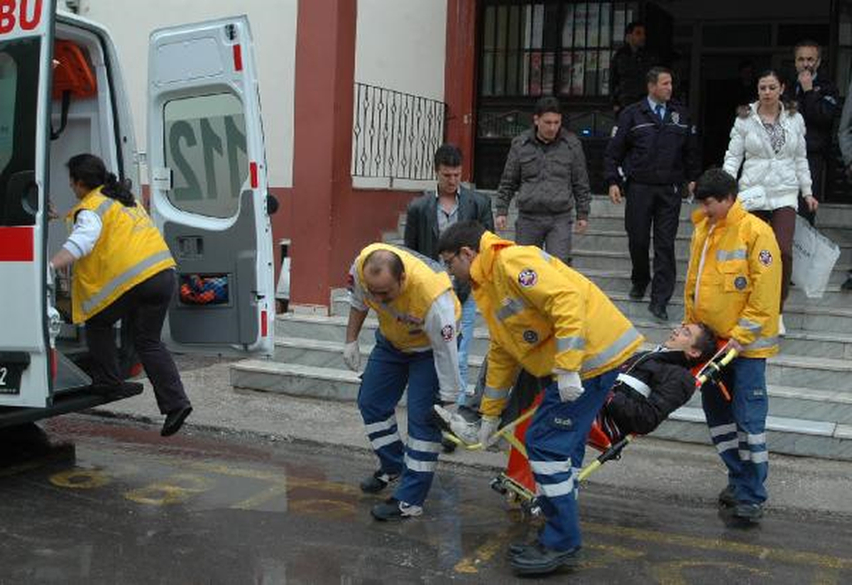 İlköğretim Öğrencisi, Arkadaşını Sınıfın Ortasında Çakıyla Yaraladı