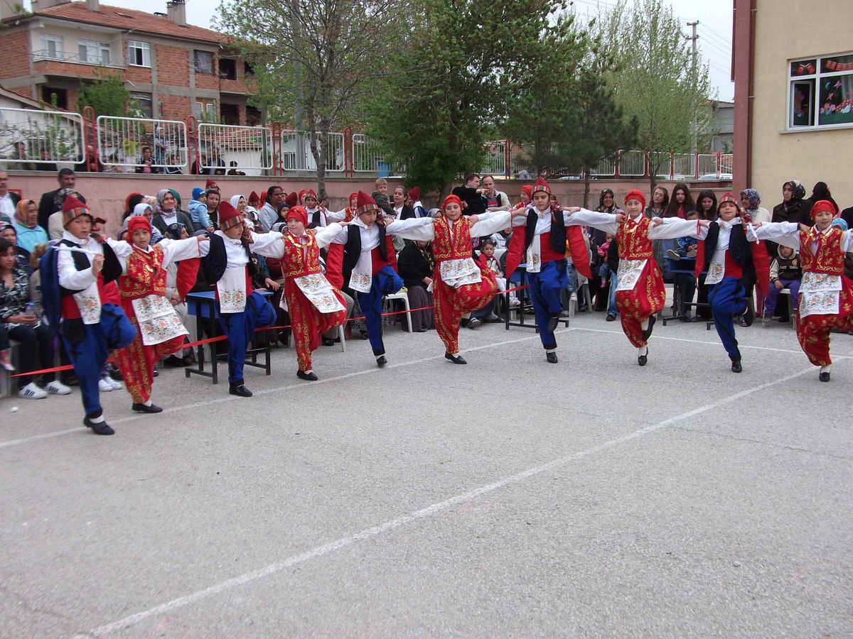 İlköğretim Okulundan Başkan Sdefçi'ye Plaket