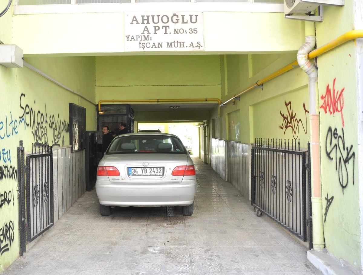 İzmir\'de Emekli Hava Albayın Gözaltına Alınması